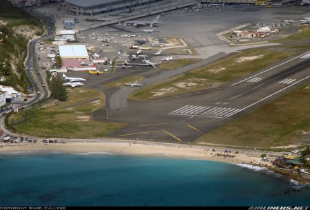 Найнебезпечніший аеропорт та найвидовищніший пляж у світі на площі 87 кв.км. ФОТО