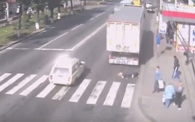 Трагічна аварія у Вінниці, жінка опинилася під колесами вантажівки. ВІДЕО+18