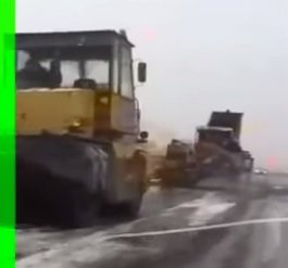 Російські комунальники кладуть асфальт на сніг. ВІДЕО