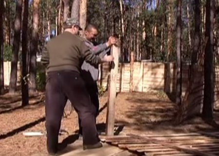 Активисты в Ирпене снесли строительный забор в лесу (ТВ, видео)