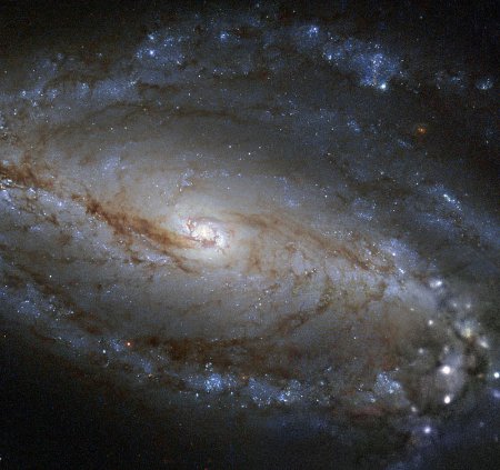 NASA получила снимок необычной спиральной галактики