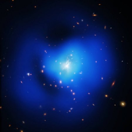 Ученые обнаружили огромные нити из газа и пыли в центре уникального кластера галактик