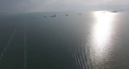 Окупанти вже насипають "міст" на Крим. ВІДЕО