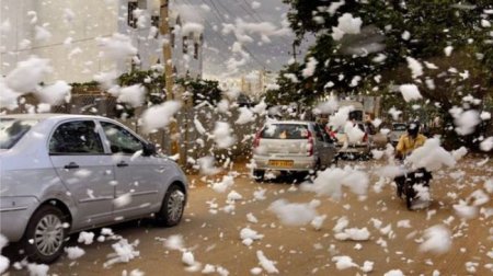 Каждый раз после дождя жители индийского городка борются с опасной пеной. ФОТО