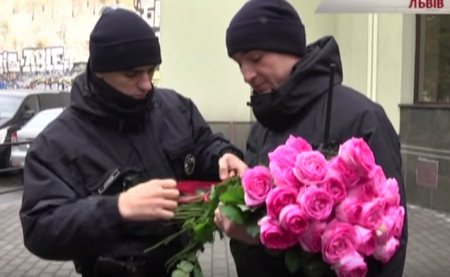 Полиция Львова дарила женщинам розы (ТВ, видео)