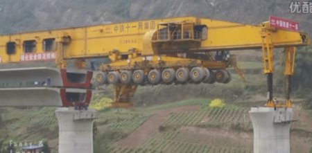 Удивительная машина собирает мост в Китае. ВИДЕО