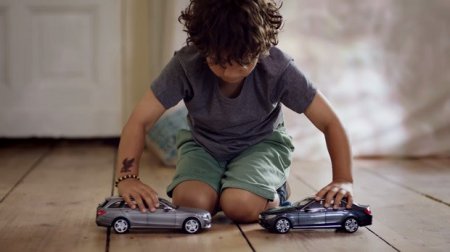 Компания Mercedes-Benz создала для детей безаварийные игрушечные автомобили. ВИДЕО