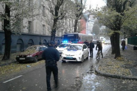 Полицейская Toyota Prius во Львове влетела в дерево. ФОТО