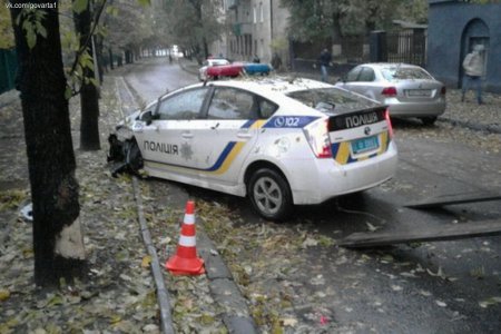 Полицейская Toyota Prius во Львове влетела в дерево. ФОТО