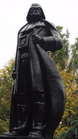 В Одесі "Леніна" перетворили на страшного Дарта Вейдера, що роздаватиме Wi-Fi
