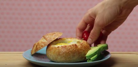 "Хлебный горшочек" - отличная идея для завтрака. ВИДЕО
