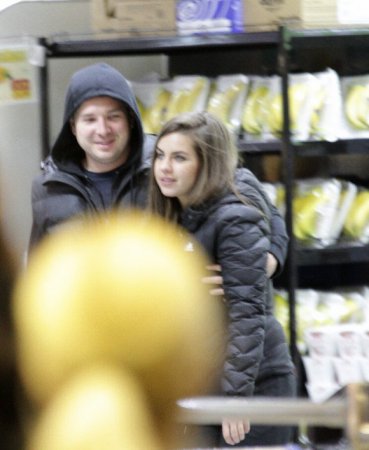 Радикалка Кошелєва поніжилась із молодим хлопцем у супермаркеті. ФОТО