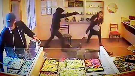 Досвідчених крадіїв спіймали "на гарячому". Відео