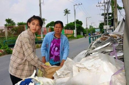 Тайская королева красоты стала на колени перед уборщицей мусора. ФОТО
