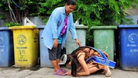 Тайская королева красоты стала на колени перед уборщицей мусора. ФОТО