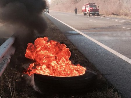 На трасі біля Харкова вщент вигорів автобус. ФОТО