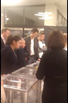 Спритність рук і ніякого шахрайства: підкидання сторонніх бюлетенів!!! ВІДЕО