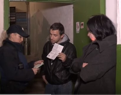 Повія і наркоман "любляться" перед поліцією . ВІДЕО