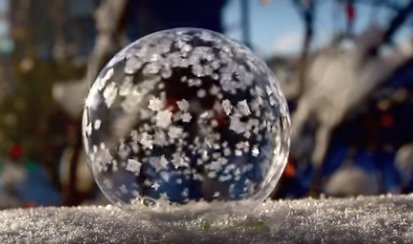Мир полон чудес: мыльный пузырь на морозе. ВИДЕО