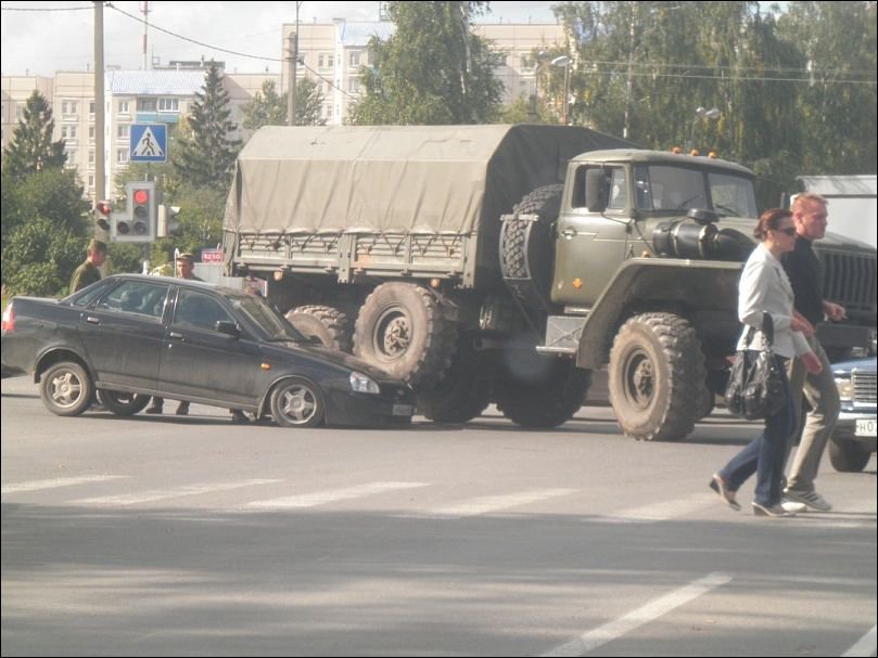 Военный грузовик попал в ДТП на Луганщине (Видео)
