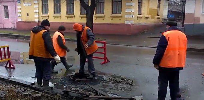 Харьковские коммунальщики: мастер-клас по установке люка (ВИДЕО)