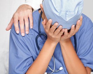 П'яного лікаря викликали? У Києві до маленьких дітей такі приїжджають!