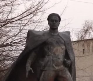Декоммунизация: в Бердичеве демонтировали памятник Котовскому (ТВ, видео)
