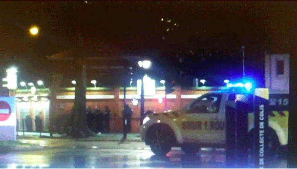У Франції в місті Рубе на автозаправній станції захопили заручників