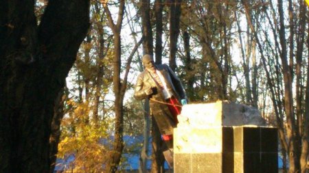 В Волновахе снесли памятник Ленину. ФОТО