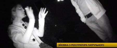 "Потерпіла" змушує оперативника  “ затягнутись травкою” . ВІДЕО