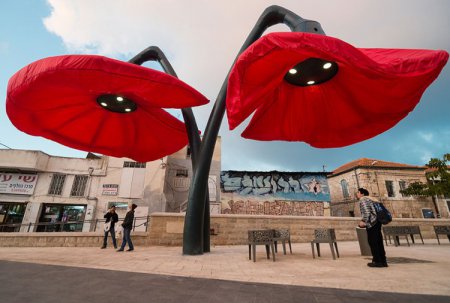 Иерусалим украшают 9-метровые светильники в виде гигантских цветов. ФОТО