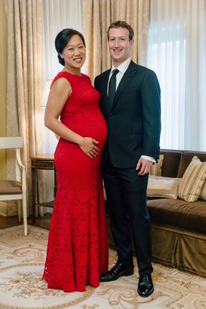 Марк Цукерберг поделился фотогорафиями своей беременной жены