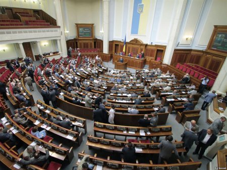 Людей зі стовідсотковою присутністю у ВРУ я нашла двох: Віктор Пинзеник і Надія Савченко'. Ольга Червакова
