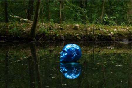 Синие люди в пруду. Необычная композиция художника из Аргентины. ФОТО