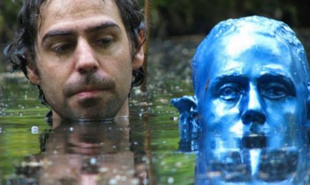 Синие люди в пруду. Необычная композиция художника из Аргентины. ФОТО