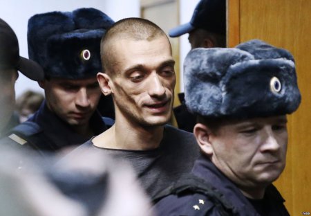 Художник Павленський підпалив двері ФСБ і попросив називати себе "терористом"