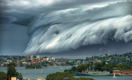Гигантское цунами в небе над Сиднеем. ФОТО