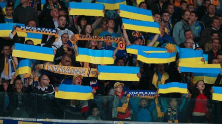 Украинцы - сила: футбольные болельщики поют Гимн Украины. ВИДЕО