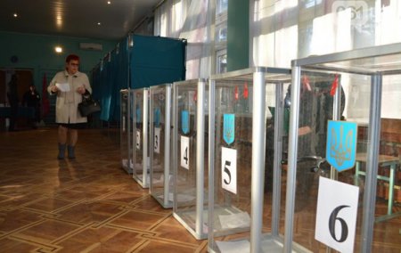 Местные выборы в Украине проходят с рекордно низкой явкой избирателей