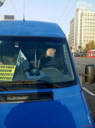 В Запорожье водитель маршрутки показал "фигу" участнику боевых действий. Ваше мнение? Опрос