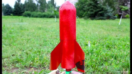 Як зробити водяну ракету. Відео