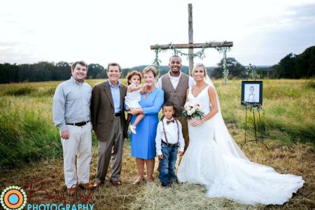 Мама попросила фотографа добавить её покойного 8-летнего сына в свою свадебную фотографию