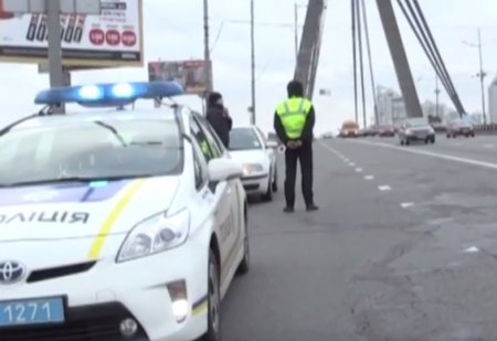 Нацгвардия взяла под охрану мосты в Киеве, полиция - метро (ТВ, видео)