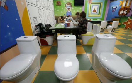 В Москве открылось "уникальное" туалет-кафе. ФОТО