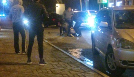 Розбишаки втягли в свою бійку полісменів. Відео