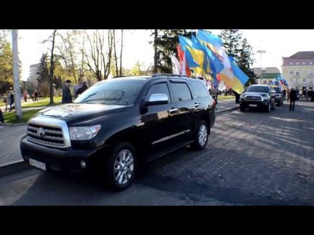 Янукович "повертається": кортеж Яценюка їде на роботу