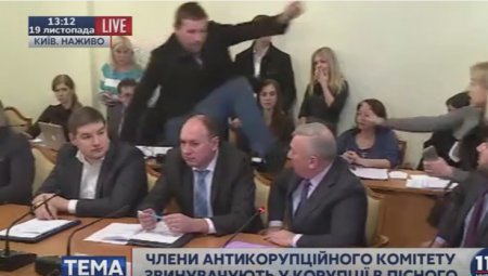 Карате Володимира Парасюка: представник правоохороних отримав по обличчю (ВІДЕО)