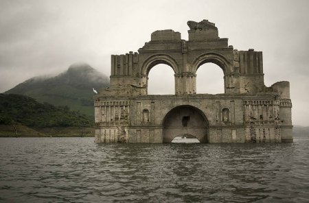 В Мексике из-под воды "вынырнул" храм. ФОТО