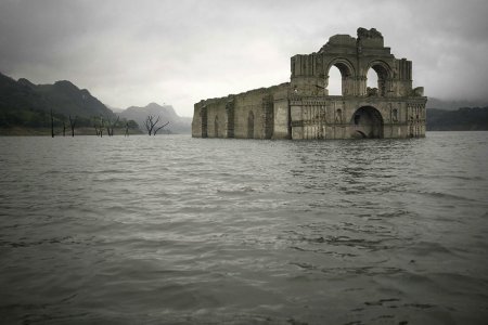 В Мексике из-под воды "вынырнул" храм. ФОТО