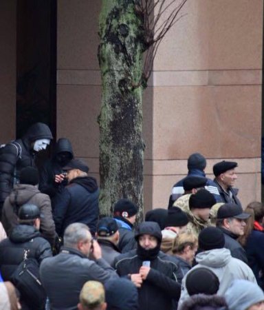 Бойцы батальона ОУН взяли штурмом офис ахметовской компании "СКМ" в Киеве. ВИДЕО